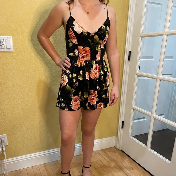 TILLY'S IVY & MAIN Crushed Velvet / Velour Floral Romper Jumpsuit - size small - Picture 6 of 8